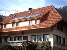 Ziegeldach mit Solarmodulen